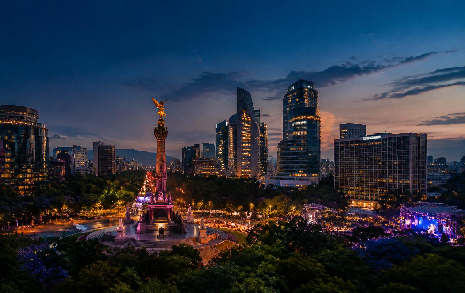 The Angel of Independence on Paseo de la Reforma in Mexico City at dusk